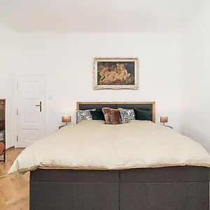 Newly Renovated 1-bed At Charles Bridge Apartment Prag